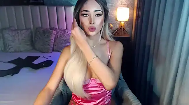 Snapshot of Miss_Amandaversace chatting on 12/14/24, 12:55 Miss Amandaversace online show from 12/14/24, 12:55