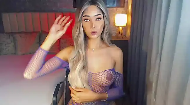 Snapshot of Miss_Amandaversace chatting on 02/23/25, 03:45 Miss Amandaversace online show from 02/23/25, 03:45