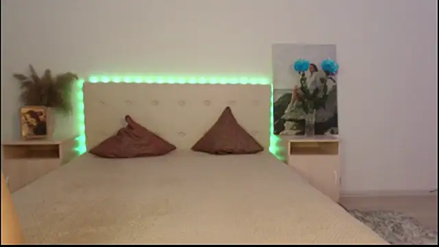 Snapshot of RoxannePure chatting on 10/21/25, 04:13 RoxannePure online show from 10/21/25, 04:13