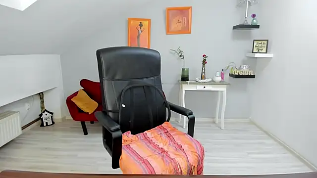 Snapshot of LollaGirl chatting on 10/27/25, 04:27 LollaGirl online show from 10/27/25, 04:27