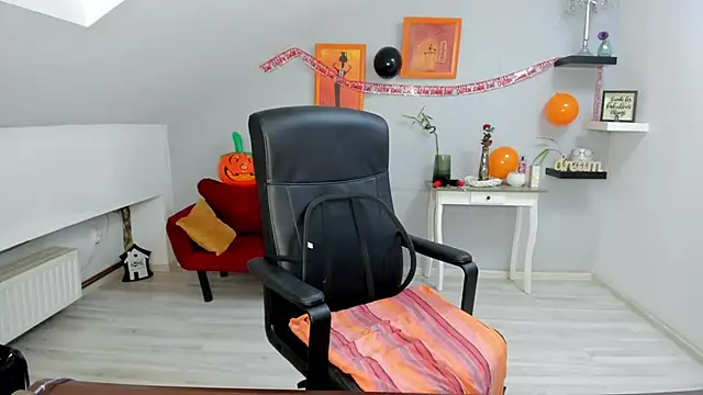 Snapshot of LollaGirl chatting on 10/28/25, 04:27 LollaGirl online show from 10/28/25, 04:27