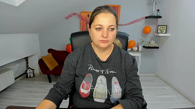 Snapshot of LollaGirl chatting on 10/31/25, 04:24 LollaGirl online show from 10/31/25, 04:24