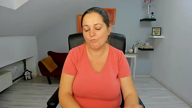 Snapshot of LollaGirl chatting on 11/03/25, 04:25 LollaGirl online show from 11/03/25, 04:25