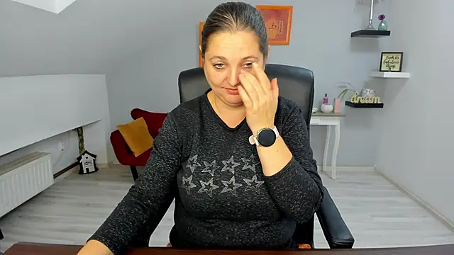 Snapshot of LollaGirl chatting on 11/05/25, 04:23 LollaGirl online show from 11/05/25, 04:23