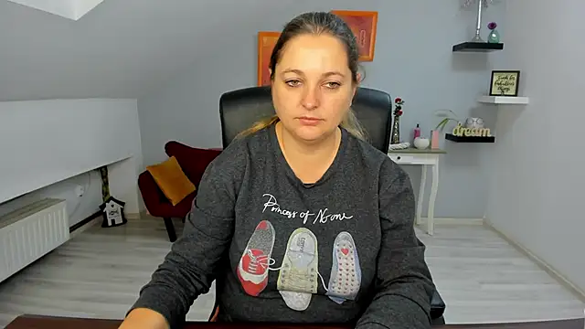 Snapshot of LollaGirl chatting on 11/06/25, 04:24 LollaGirl online show from 11/06/25, 04:24