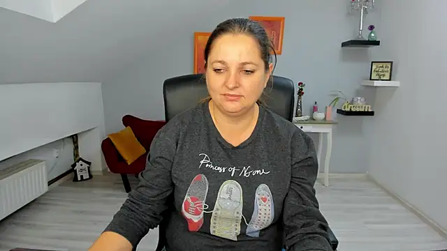 Snapshot of LollaGirl chatting on 11/07/25, 04:23 LollaGirl online show from 11/07/25, 04:23