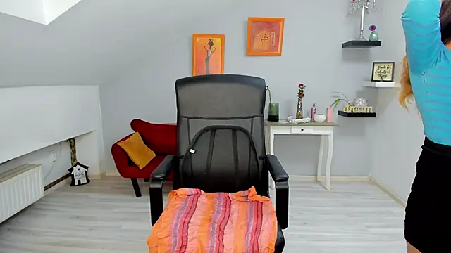 Snapshot of LollaGirl chatting on 11/10/25, 04:22 LollaGirl online show from 11/10/25, 04:22