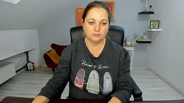 Snapshot of LollaGirl chatting on 11/13/25, 04:22 LollaGirl online show from 11/13/25, 04:22