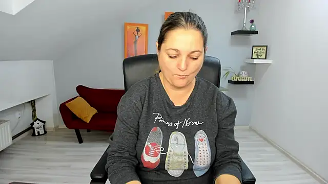 Snapshot of LollaGirl chatting on 11/25/25, 04:12 LollaGirl online show from 11/25/25, 04:12