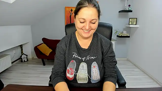 Snapshot of LollaGirl chatting on 11/27/25, 04:25 LollaGirl online show from 11/27/25, 04:25