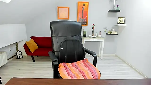 Snapshot of LollaGirl chatting on 12/16/25, 04:28 LollaGirl online show from 12/16/25, 04:28