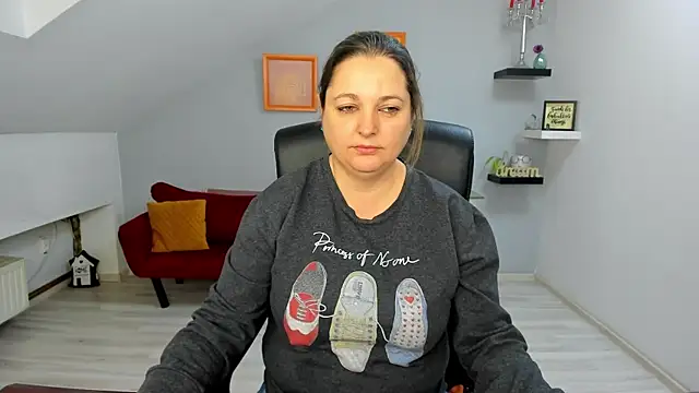 LollaGirl online show from 01/12/26, 04:18