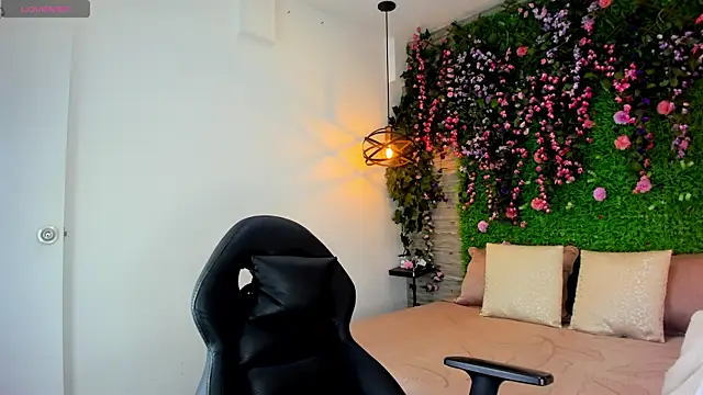 SarahDeyvis online show from 12/19/25, 02:13