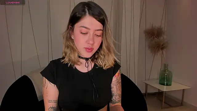 Snapshot of EveBensonX chatting on 05/21/26, 07:43 EveBensonX online show from 05/21/26, 07:43