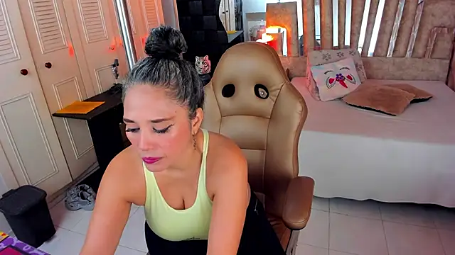 cute sassy online show from 04/10/26, 02:11