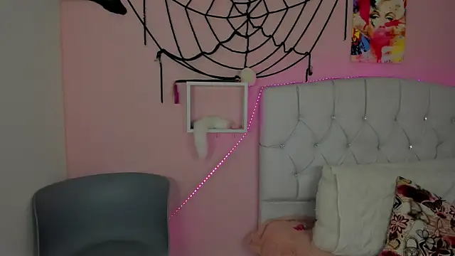 18candys online show from 10/24/25, 10:39