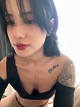 Snapshot of Ale_Lewis chatting on 01/04/25, 08:37 Ale Lewis online show from 01/04/25, 08:37