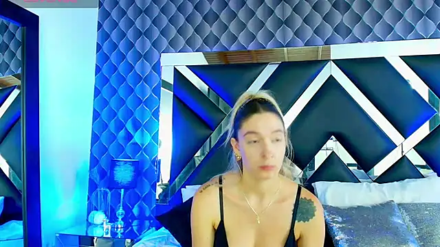Snapshot of victoriaa_lee_ chatting on 03/11/25, 12:54 victoriaa lee online show from 03/11/25, 12:54
