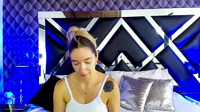 Snapshot of victoriaa_lee_ chatting on 03/17/25, 07:48 victoriaa lee online show from 03/17/25, 07:48