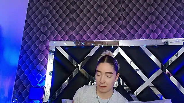 victoriaa lee  online show from 06/19/26, 07:17
