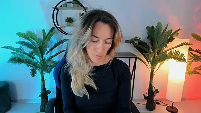 Snapshot of RebeccaMartinez chatting on 12/27/24, 05:09 RebeccaMartinez online show from 12/27/24, 05:09