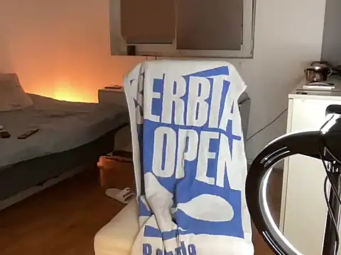 Snapshot of alejandrobg@xh chatting on 10/21/25, 04:19 alejandrobgxh online show from 10/21/25, 04:19