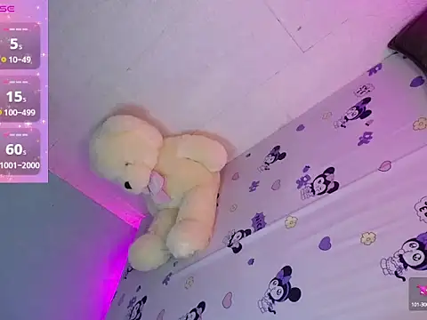 Snapshot of katie_white chatting on 10/06/25, 12:57 katie white online show from 10/06/25, 12:57