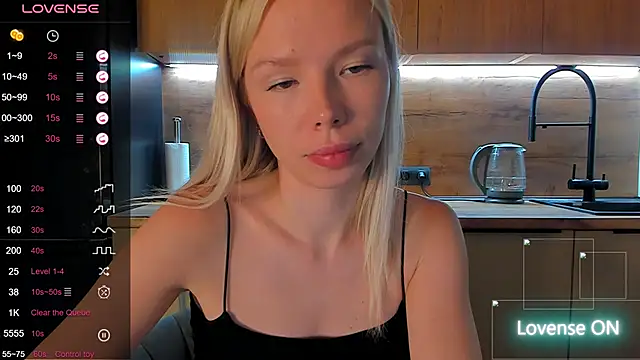 Snapshot of Olivia_Bells chatting on 06/17/26, 08:32 Olivia Bells online show from 06/17/26, 08:32