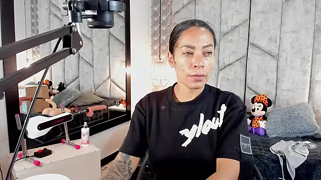 NiicolleMiller online show from 10/17/25, 12:19