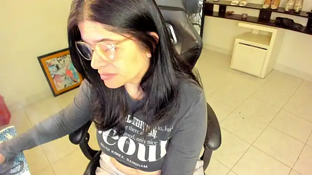 Snapshot of BellaFlaming chatting on 04/30/26, 10:43 BellaFlaming online show from 04/30/26, 10:43