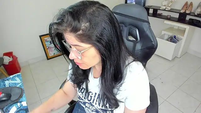 Snapshot of BellaFlaming chatting on 05/04/26, 10:44 BellaFlaming online show from 05/04/26, 10:44