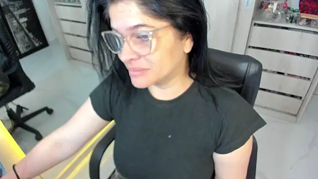 Snapshot of BellaFlaming chatting on 05/29/26, 10:57 BellaFlaming online show from 05/29/26, 10:57