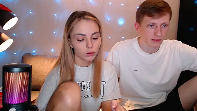 Snapshot of juliaanddima chatting on 10/15/25, 10:43 juliaanddima online show from 10/15/25, 10:43