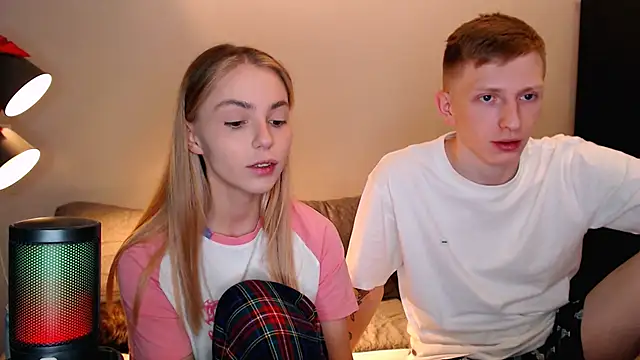 Snapshot of juliaanddima chatting on 10/21/25, 10:54 juliaanddima online show from 10/21/25, 10:54