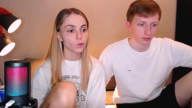 Snapshot of juliaanddima chatting on 12/13/25, 10:26 juliaanddima online show from 12/13/25, 10:26