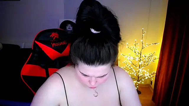 Snapshot of Emily_Mo chatting on 01/24/25, 10:11 Emily Mo online show from 01/24/25, 10:11