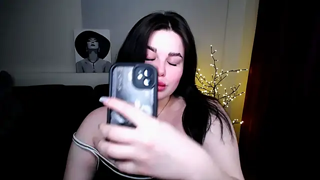 Snapshot of Emily_Mo chatting on 02/05/25, 09:25 Emily Mo online show from 02/05/25, 09:25