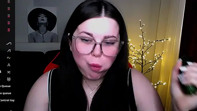 Snapshot of Emily_Mo chatting on 02/14/25, 09:34 Emily Mo online show from 02/14/25, 09:34