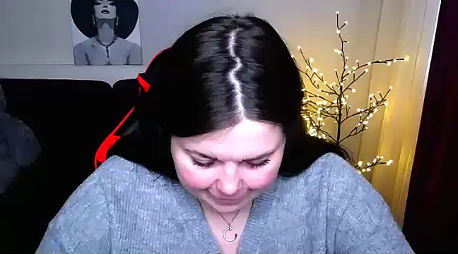 Snapshot of Emily_Mo chatting on 02/28/25, 06:43 Emily Mo online show from 02/28/25, 06:43