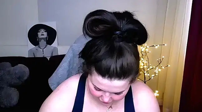 Snapshot of Emily_Mo chatting on 03/02/25, 09:42 Emily Mo online show from 03/02/25, 09:42