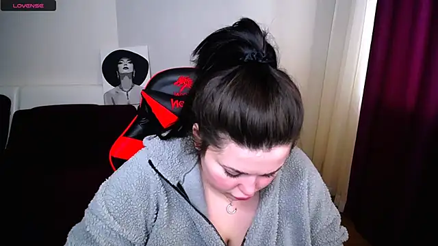 Snapshot of Emily_Mo chatting on 03/05/25, 09:49 Emily Mo online show from 03/05/25, 09:49