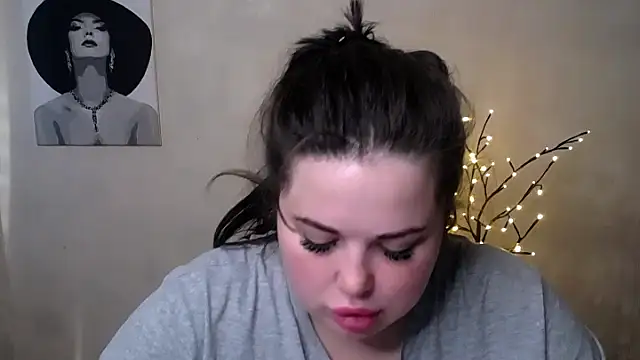 Snapshot of Emily_Mo chatting on 09/22/25, 05:53 Emily Mo online show from 09/22/25, 05:53