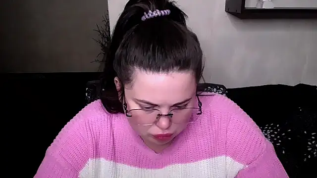 Snapshot of Emily_Mo chatting on 10/11/25, 06:01 Emily Mo online show from 10/11/25, 06:01