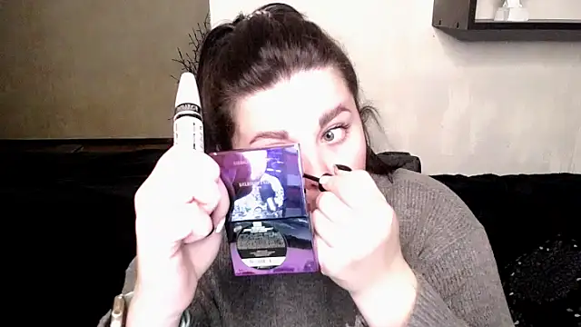 Snapshot of Emily_Mo chatting on 10/25/25, 05:37 Emily Mo online show from 10/25/25, 05:37