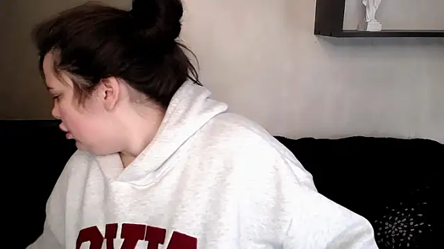 Snapshot of Emily_Mo chatting on 10/28/25, 08:40 Emily Mo online show from 10/28/25, 08:40