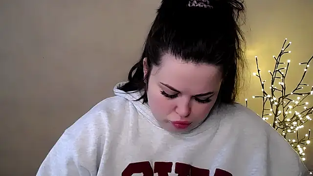 Snapshot of Emily_Mo chatting on 11/26/25, 06:36 Emily Mo online show from 11/26/25, 06:36