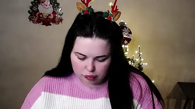 Snapshot of Emily_Mo chatting on 12/15/25, 06:17 Emily Mo online show from 12/15/25, 06:17