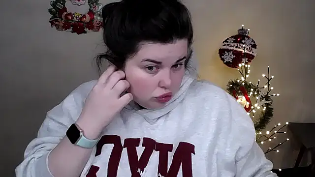 Snapshot of Emily_Mo chatting on 12/16/25, 06:29 Emily Mo online show from 12/16/25, 06:29