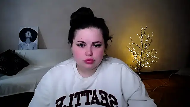 Snapshot of Emily_Mo chatting on 06/15/26, 10:28 Emily Mo online show from 06/15/26, 10:28