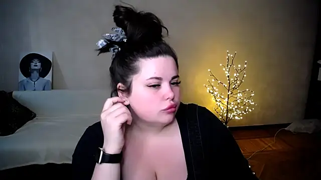 Snapshot of Emily_Mo chatting on 06/16/26, 05:32 Emily Mo online show from 06/16/26, 05:32